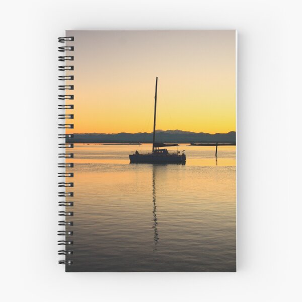 Aperçu de l'œuvre Yacht reflété créée et vendue par Faith Barker Photography.