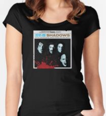 Camiseta entallada de cuello ancho Póster de la película Lo que hacemos en las sombras