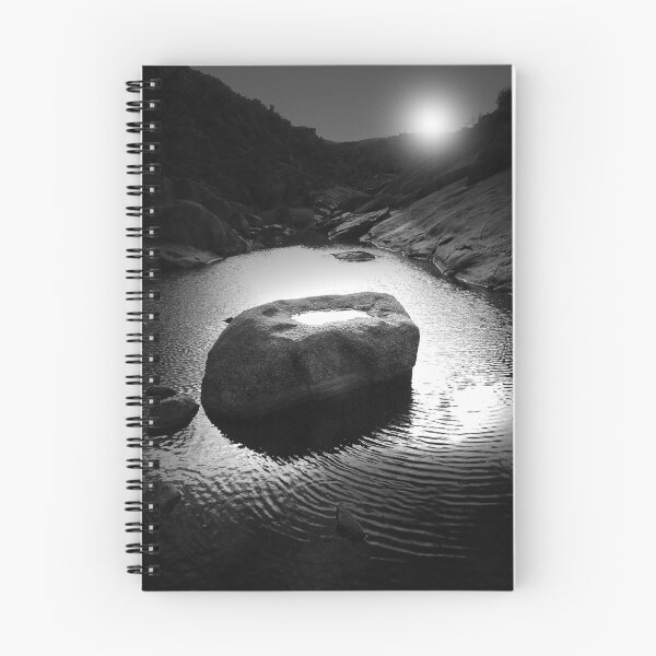 Artikelvorschau,  Der Felsen in der Mitte sah toll aus mit dem Wasser darin, also musste ich ihn einfangen entworfen und verkauft von AlexMac.