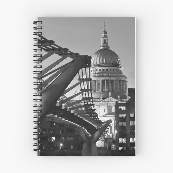 Aperçu de l'œuvre B&W St.Pauls and Bridge créée et vendue par LeeMartinImages.
