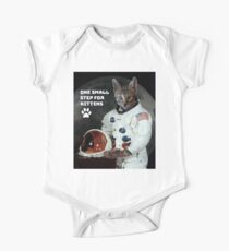 Body de manga corta para bebé Un pequeño paso para los gatitos.