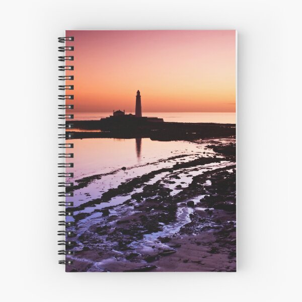 Aperçu de l'œuvre St. Mary's Lighthouse at Sunrise créée et vendue par Great North Views.