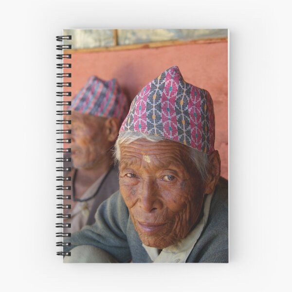 Artikelvorschau,  Kathmandu. Dieser ruhige Herr bat mich, sein Foto zu machen. Ich war froh zu verpflichten.

Danach haben wir uns unterhalten. Er sagte, er hätte nie viel Geld gehabt entworfen und verkauft von AlliD.
