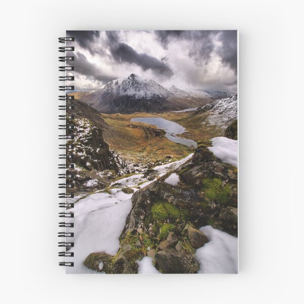 Artikelvorschau, Schneebedeckte Ansicht von Llyn Idwal entworfen und verkauft von Julian MacDonald.