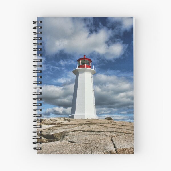 Artikelvorschau,  unmittelbar südlich des Dorfes und seiner Bucht. Dieser Leuchtturm ist eines der am meisten fotografierten Bauwerke im atlantischen Kanada und einer der bekanntesten Leuchttürme der Welt. entworfen und verkauft von Amanda White.