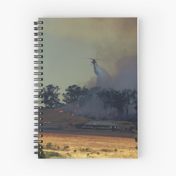 Aperçu de l'œuvre Helicopter dropping water on a bush/grass fire at Drouin West, Gippsland créée et vendue par Bev Pascoe.