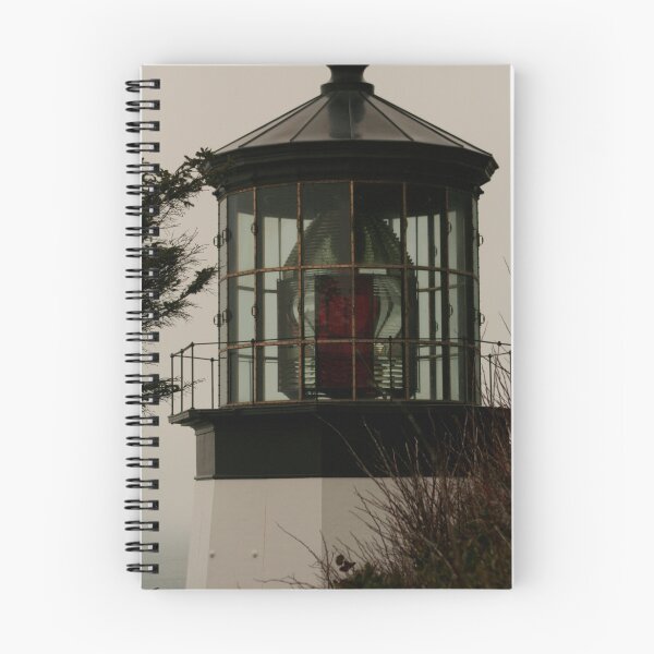 Artikelvorschau,  Leuchtturm. Oregon. Das Hotel liegt südlich der Stadt Tillamook. Es ist aber nicht mehr betriebsbereit entworfen und verkauft von Laddie Halupa.