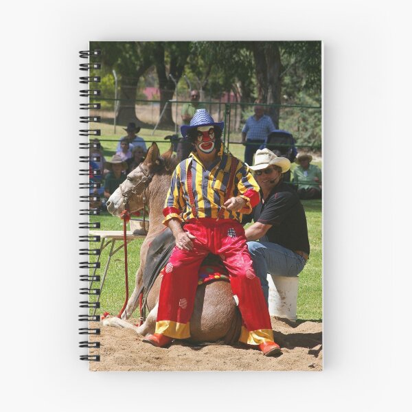 Artikelvorschau,  sonst bekannt als "The Animal Wranglers". Sie führen Tricks aus und zeigen unter anderem Reitkünste für Menschenmengen im ganzen Land. Die Menge engagiert sich und jeder hat eine tolle Zeit.
! http: //images-2.redbubble.net/img/art/mattecolor: schwarz / entworfen und verkauft von Kat36.