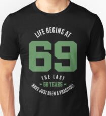 Das Leben beginnt bei 69 Unisex T-Shirt