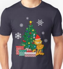Camiseta unisex Garfield alrededor del arbol de navidad