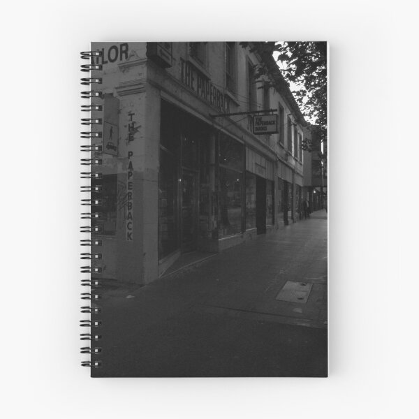 Aperçu de l'œuvre paperback créée et vendue par Roux.