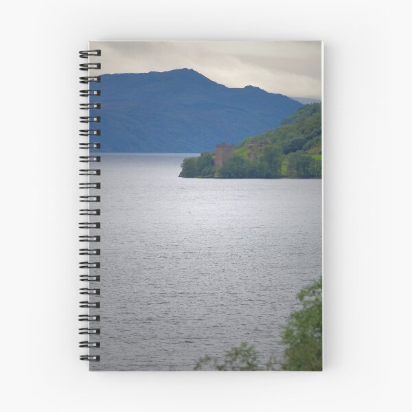 Aperçu de l'œuvre Loch Ness and Urquhart Castle créée et vendue par WatscapePhoto.