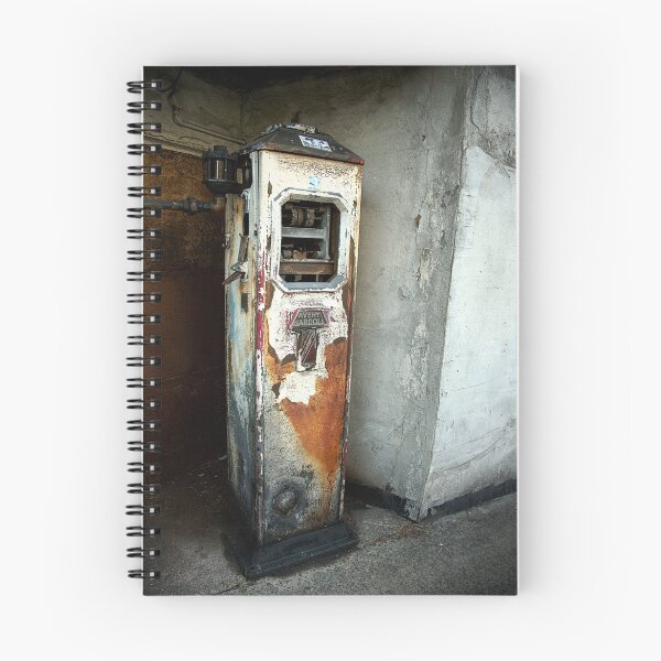 Aperçu de l'œuvre Petrol Pumps of Totterdown 2 créée et vendue par Alan Watt.