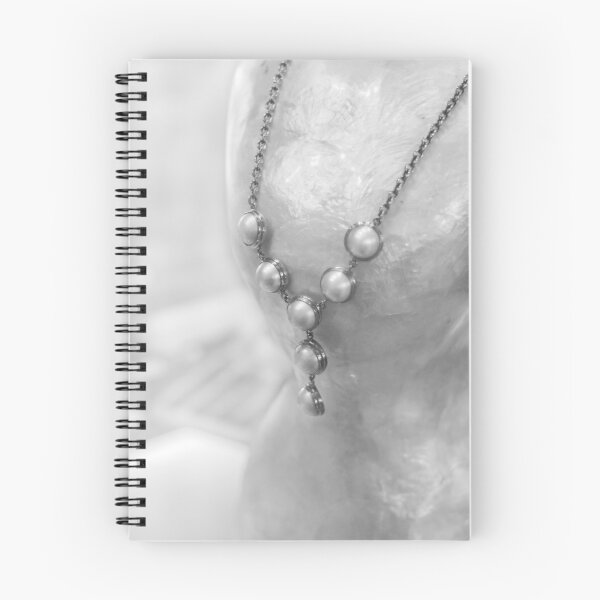 Aperçu de l'œuvre Collier de perles créée et vendue par Charuhas Images.