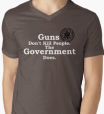 Waffen töten keine Menschen. T-Shirt mit V-Ausschnitt für Männer