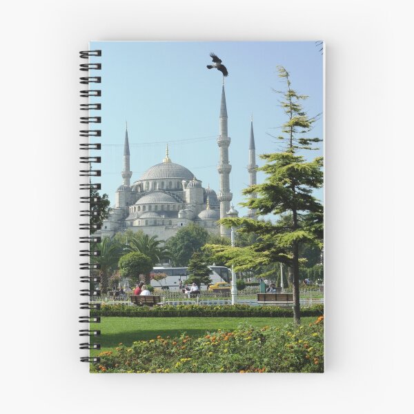 Artikelvorschau,  Die Türkei wurde von Sultan Ahmet als islamische Kultstätte in Auftrag gegeben. Er gab es in Auftrag, um es mit der Hagia Sophia aufzunehmen, die in der Nähe steht.
Der Bau der Moschee begann 1609 und dauerte sieben Jahre. Es wurde vom Architekten Mehme entworfen und verkauft von Deirdreb.