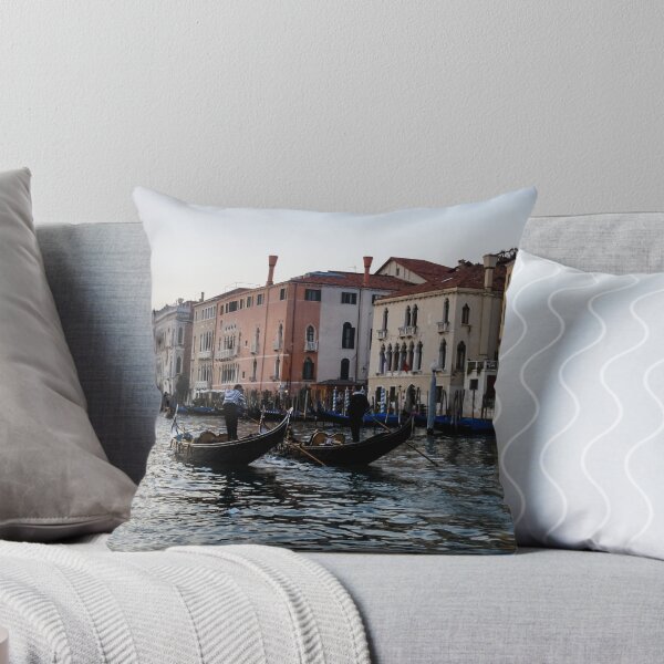 Artikelvorschau, Venedig, Italien - glattes Wasser-Gondelpaar auf Canalazzo der Canal Grande entworfen und verkauft von Georgia Mizuleva.