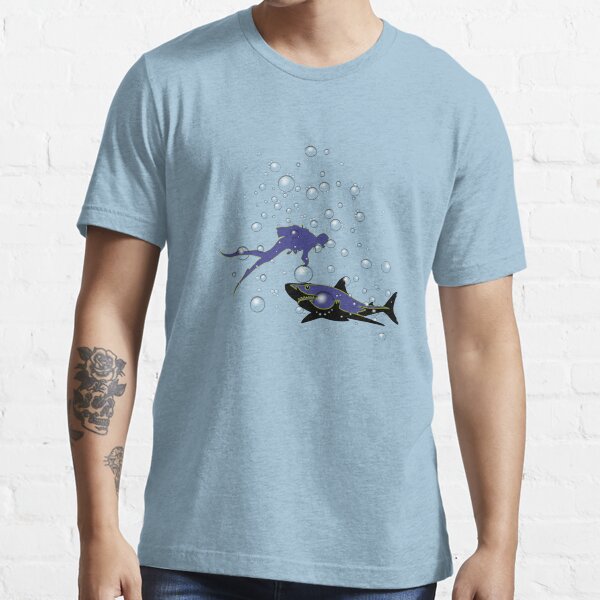 Taucher mit Hai und Wasserblasen Essential T-Shirt