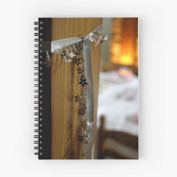 Aperçu de l'œuvre Glowing Glitery Garlands créée et vendue par BecQuist.