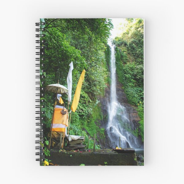 Artikelvorschau, Hindu-Altar am Gitgit-Wasserfall in Bali entworfen und verkauft von Michael Brewer.