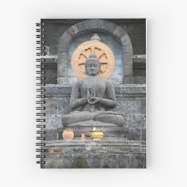 Artikelvorschau,  Aber bevor die Balinesen Hindus waren, waren sie Buddhisten. Es gibt immer noch einen wichtigen buddhistischen Tempel in Nord-Bali mit dieser beeindruckenden Buddha-Statue entworfen und verkauft von Michael Brewer.