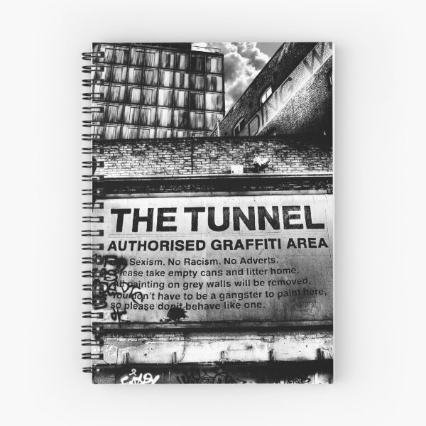 Aperçu de l'œuvre The Tunnel B&W créée et vendue par Dane Walker.