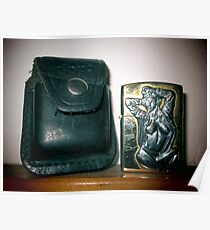 Alter abgenutzter Zippo-Feuerzeug und Manteltasche v Poster