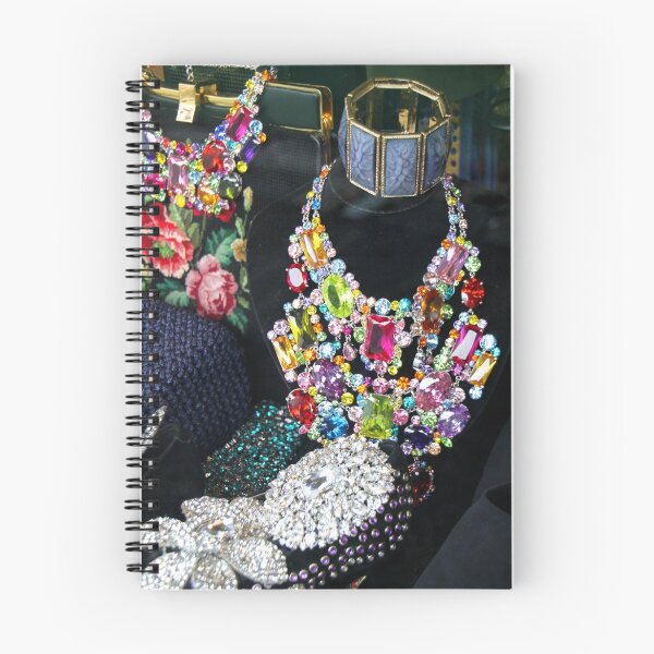 Aperçu de l'œuvre Vintage Jewels créée et vendue par Natalie Ord.