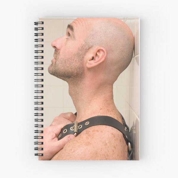 Aperçu de l'œuvre Homme chauve en cuir créée et vendue par LeeLeeIngram.