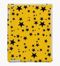 Gelegentliche schwarze Sterne auf einem Schulbus-gelben Hintergrund iPad-Hülle & Klebefolie