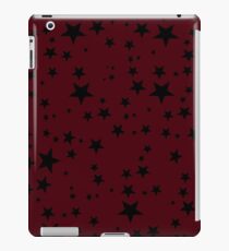 Gelegentliche schwarze Sterne auf einem dunklen Rosen-Rot-Hintergrund iPad-Hülle & Klebefolie