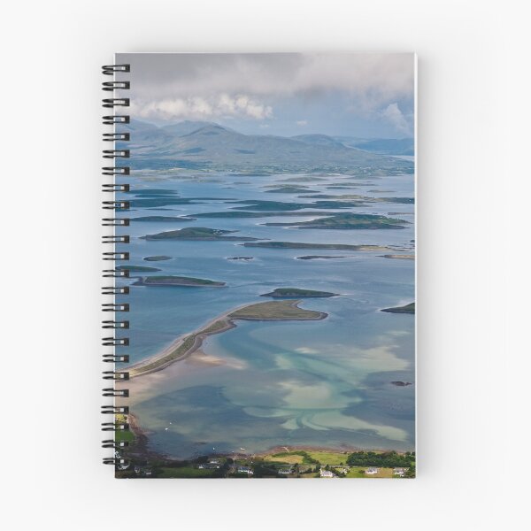 Aperçu de l'œuvre Grosse vue bleue de Croagh Patrick créée et vendue par Fatboy.