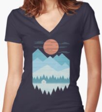 Kabine im Schnee Tailliertes T-Shirt mit V-Ausschnitt