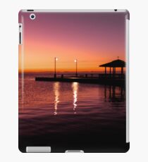 Ein Dock bei Sonnenuntergang iPad-Hülle & Skin