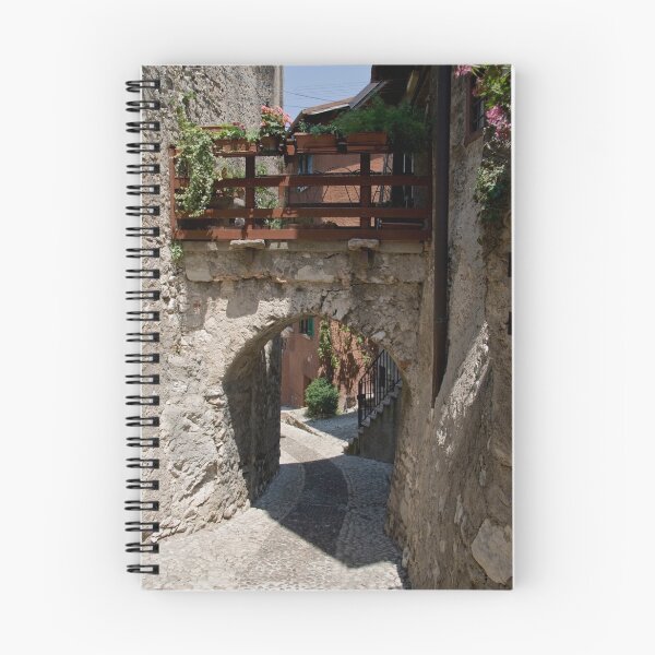 Item preview,  como prometió una foto del lago de Garda
Todavía en el pueblo Malcesini ubicado en la parte norte del lago al pie de la montaña Mont Baldo
Una ciudad encantadora con pequeñas calles empedradas y casas únicas a lo largo de la orilla del lago, calles com designed and sold by imagic.