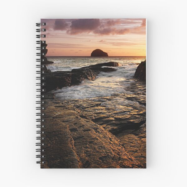 Artikelvorschau,  Ein weiterer wunderschöner Sonnenuntergang an der zerklüfteten und wunderschönen Küste von Cornwall. entworfen und verkauft von AdeHall.