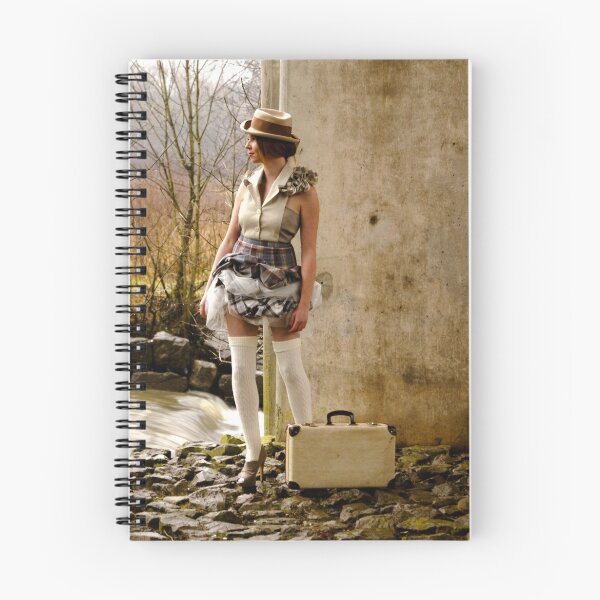 Artikelvorschau, Recycling Fashion Shoot entworfen und verkauft von Sadie Hughes.
