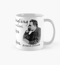 "Man verdirbt einen Jüngling am sichersten, wenn man ihn anleitet, den Gleichdenkenden höher zu achten als den Andersdenkenden." (Friedrich Nietzsche) Tasse (Standard)