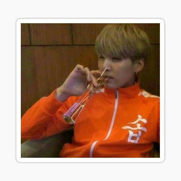 Artikel-Vorschau von BTS Suga Sipping Meme, designt und verkauft von chogiwhy.