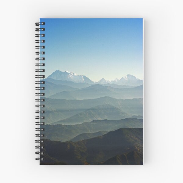 Item preview, capa tras capa de las estribaciones de Himalyan emergen de la niebla y los picos nevados brillan a lo lejos. Fotografiado en Nagarkot designed and sold by jacqi.