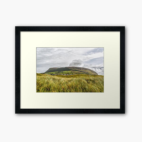 Knocknarea Mountain, Sligo, die Nordseite von Strandhill Beach Gerahmter Kunstdruck