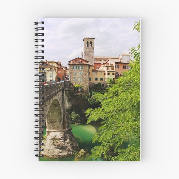 Artikelvorschau,  Civdale Italien. Benannt nach dem großen Felsen im Fluss entworfen und verkauft von Karen  Rubeiz.
