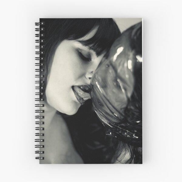 Aperçu de l'œuvre Cellophane Kiss créée et vendue par SimonMRiley.
