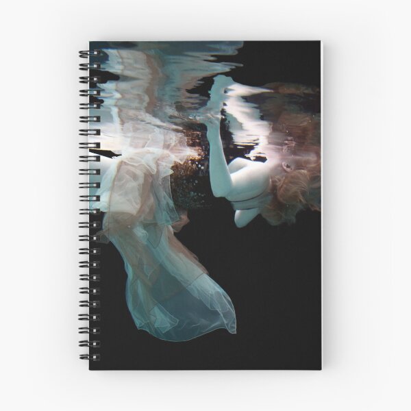 Aperçu de l'œuvre Floating Lady créée et vendue par Rachel Bailey.