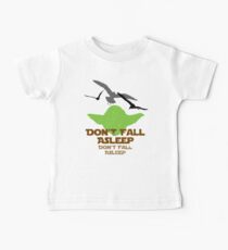 Schlaf nicht ein Baby T-Shirt