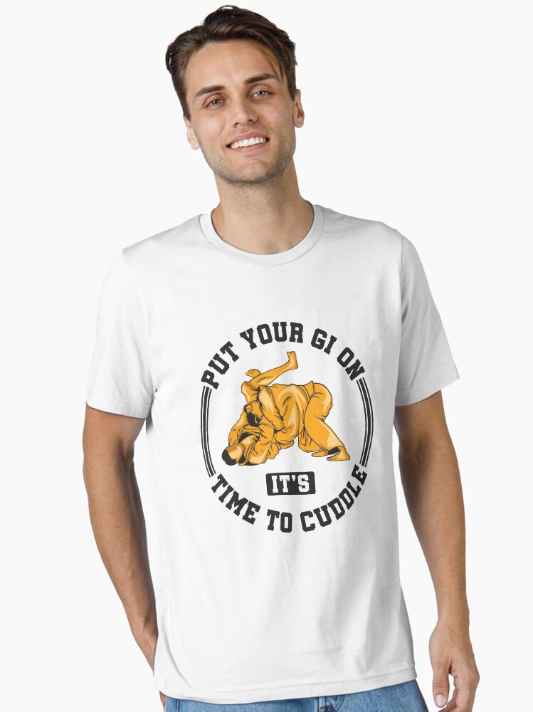 Thumbnail 1 von 7, Essential T-Shirt, Put Your Gi On It's Time To Cuddle - Martial Arts Gift designt und verkauft von yeoys.