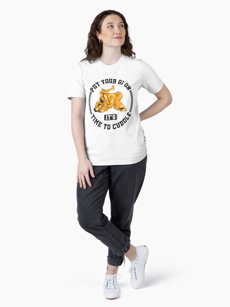 Thumbnail 4 von 7, Essential T-Shirt, Put Your Gi On It's Time To Cuddle - Martial Arts Gift designt und verkauft von yeoys.
