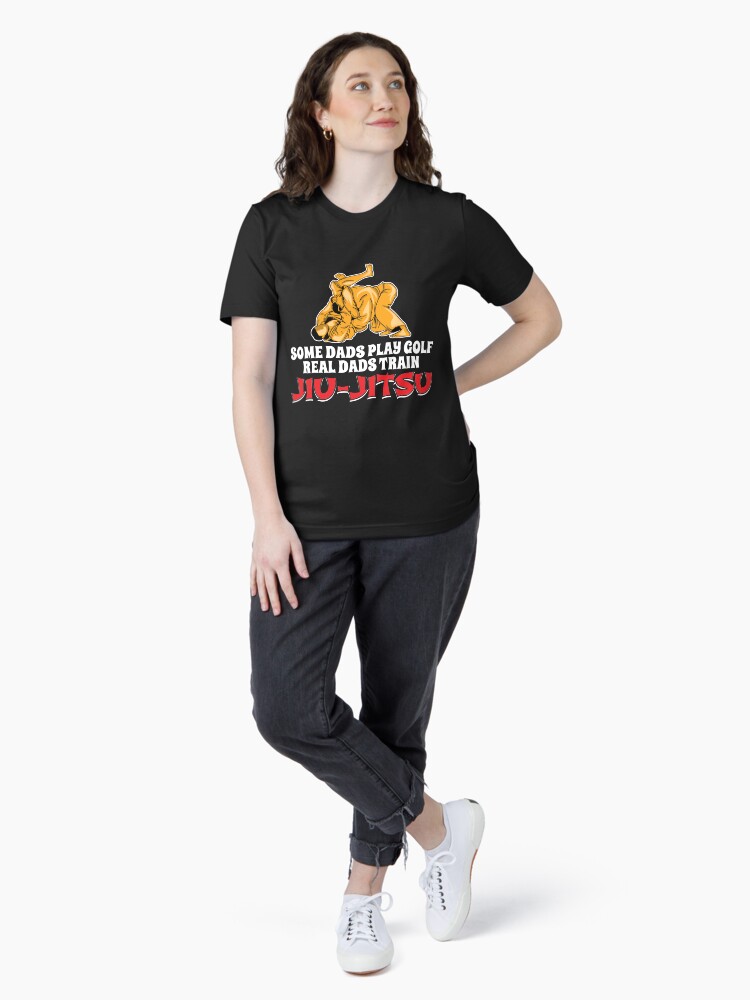 Thumbnail 4 von 7, Essential T-Shirt, Real Dads Train Jiu-Jitsu - Martial Arts Gift designt und verkauft von yeoys.