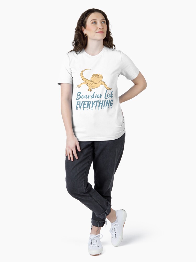 Thumbnail 4 von 7, Essential T-Shirt, Beardies Lick Everything - Funny Reptile Gift designt und verkauft von yeoys.