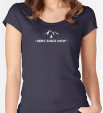 Camiseta entallada de cuello ancho La camiseta de aventuras de Chris Prouse "Here Since Now"!